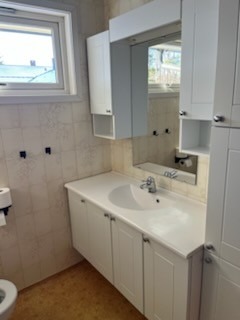 Bad med dusj og opplegg vaskemaskin